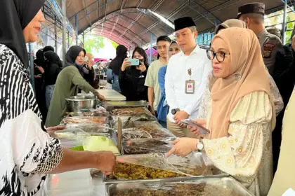 Sekretaris Daerah Kota Palu, Irmayanti Pettalolo membuka Pasar Ramadhan 1446 Hijriah tahun 2025 di Lapangan KONI Kota Palu, Sabtu (1/3/2025). (Prokopim Setda Kota Palu/Imron)