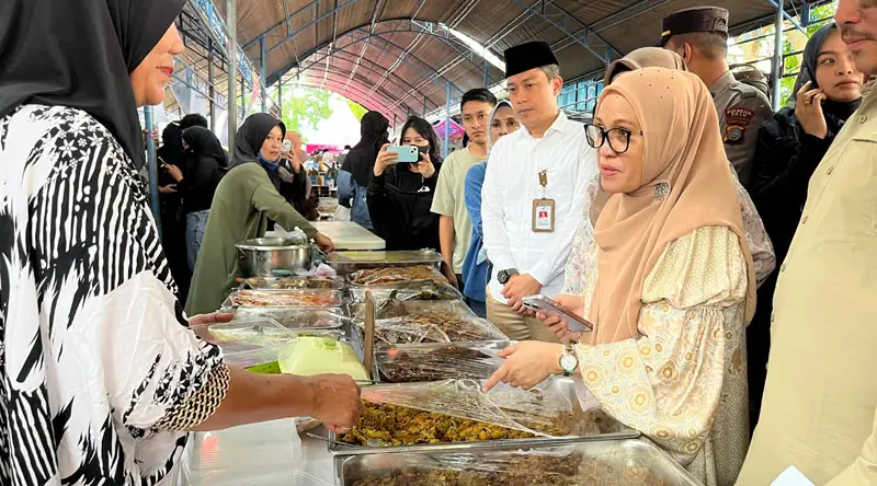 Sekretaris Daerah Kota Palu, Irmayanti Pettalolo membuka Pasar Ramadhan 1446 Hijriah tahun 2025 di Lapangan KONI Kota Palu, Sabtu (1/3/2025). (Prokopim Setda Kota Palu/Imron)