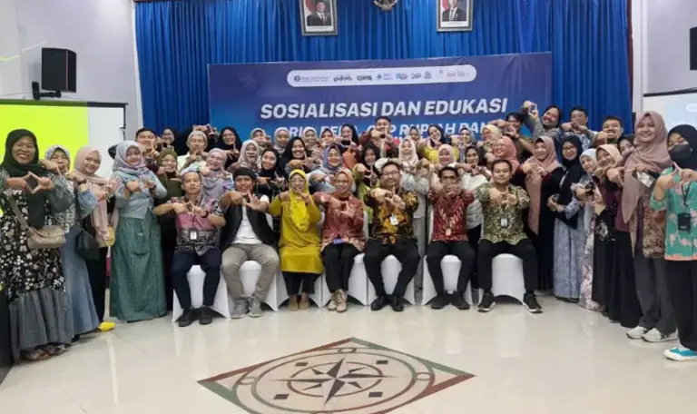 Foto bersama usai kegiatan sosialisasi dan literasi keuangan kepada palaku UMKM di Aula Kasiromu, Kantor BI Sulteng, Selasa (24/6/2025). (Foto: BI Sulteng)