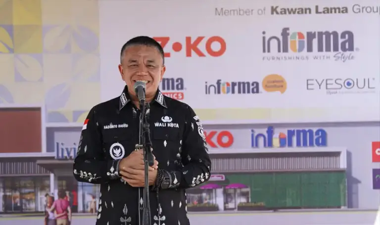 Wali KOta Palu, Hadianto Rasyid memberikan sambutan pada pembukaan perdana Living Plaza di palu, Kamis (5/6/2025). (Foto: Prokopim Setda Kota Palu/Jufri)