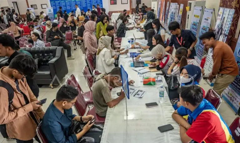 Sejumlah pencari kerja menghadiri Job Fair di Palu, Sulawesi Tengah, Sabtu (20/1/2024) silam. (ANTARA FOTO/Basri Marzuki