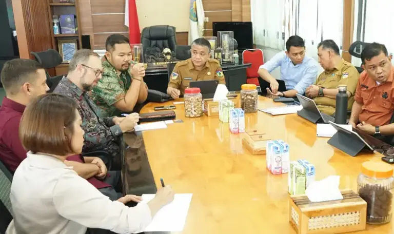 Wali Kota Palu Hadianto Rasyid saat menerima kunjungan silaturahmi Direktur Perdagangan dan Ekonomi Kedutaan Republik Ceko di Indonesia, Selasa (29/7/2025). (@Humas Pemkot Palu)