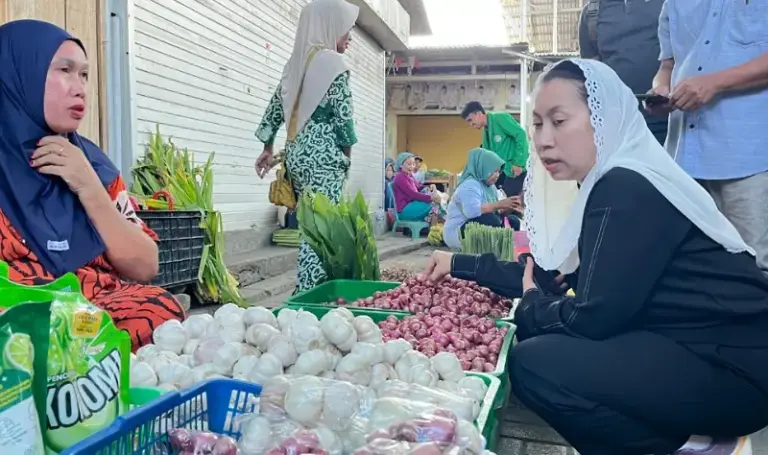 Wawali Imelda berdialog dengan pedagang saat sidak ke Pasar manonda, Jumat (25/7/2025). (Foto: prokopim Setda Kota Palu/Jufri)