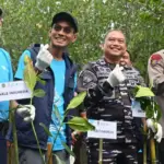 Danlantamal VI Makassar Brigjen TNI Marinir Wahyudi bersama Wakil Presiden Direktur dan Chief Operations & Infrastructure Officer PT Vale Abu Ashar dan Chief Human Capital Officer PT Vale Adriansyah Chaniago pad apenanaman mangrove di Pantai Pasi-pasi, Luwu Timur, Sabtu (26/7/2025). (bmzIMAGES/Basri Marzuki)