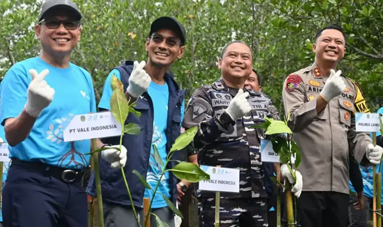 Danlantamal VI Makassar Brigjen TNI Marinir Wahyudi bersama Wakil Presiden Direktur dan Chief Operations & Infrastructure Officer PT Vale Abu Ashar dan Chief Human Capital Officer PT Vale Adriansyah Chaniago pad apenanaman mangrove di Pantai Pasi-pasi, Luwu Timur, Sabtu (26/7/2025). (bmzIMAGES/Basri Marzuki)