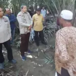 Tim Ahli Indikasi Geografis Direktorat Jenderal Kekayaan Intelektual meninjau langsung perkebunan salak pondoh SImpang Raya di Banggai. (Foto: Kemenkum Sulteng)