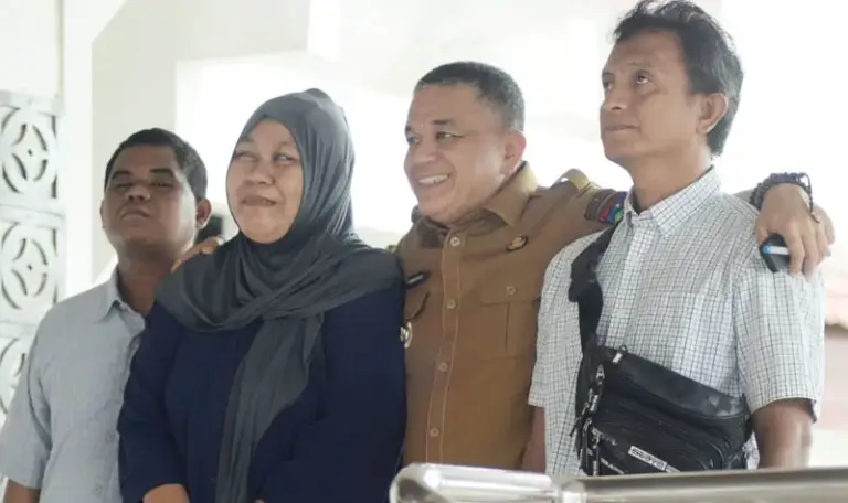 Wali Kota Hadianto Rasyid bersama sejumlah penyandang disabilitas di Kantor Wali Kota Palu, Selasa (1/7/2025). (Foto: Prokopim Setda Kota Palu/Imron)