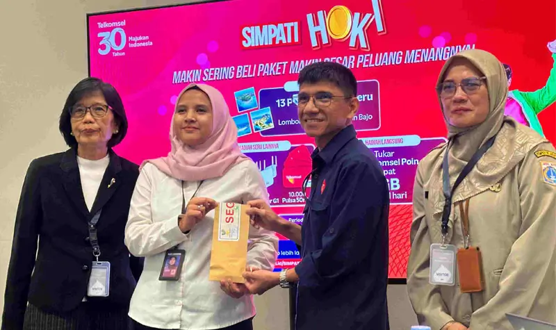 Penyerahan hadiah pemenang paket liburan seru ke destinasi pilihan yang diundi 30 Juni 2025 lalu. (@Telkomsel)
