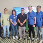 General Manager BFI Finance Region Sulawesi, Sastero Wijaya Gunawan (ketiga kanan) beserta ajajarannya berfoto bersama Kepala OJK Sulteng, Bonny Hardi Putra (keempat kanan) pada media gathering di palu, Jumat (22/8/2025). (©bmzIMAGES/basri marzuki)