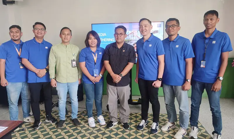 General Manager BFI Finance Region Sulawesi, Sastero Wijaya Gunawan (ketiga kanan) beserta ajajarannya berfoto bersama Kepala OJK Sulteng, Bonny Hardi Putra (keempat kanan) pada media gathering di palu, Jumat (22/8/2025). (©bmzIMAGES/basri marzuki)