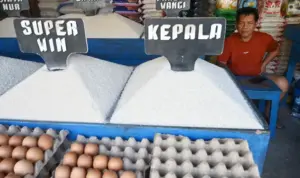 Pedagang beras menunggui pembeli di Pasar Tradisional Masomba, Selasa (5/8/2025). (©bmzIMAGES/basri marzuki)