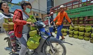 Warga mengangkut elpiji 3 kg di Palu, Sulawesi Tengah, Rabu (15/3/2017). (©bmzIMAGES/basri marzuki)