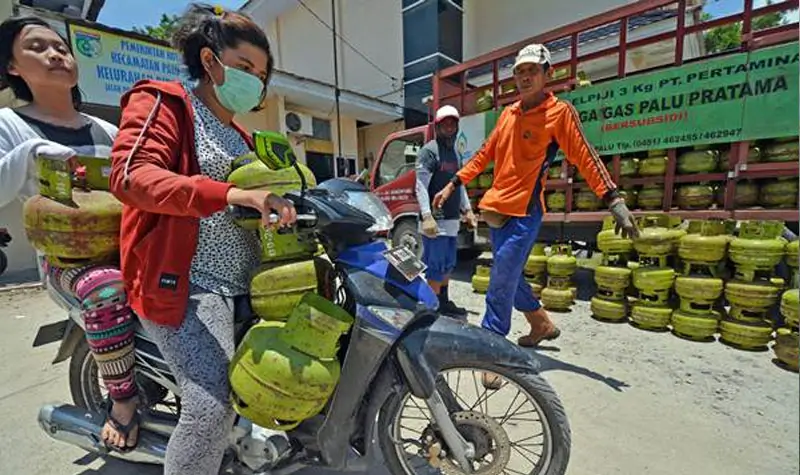 Warga mengangkut elpiji 3 kg di Palu, Sulawesi Tengah, Rabu (15/3/2017). (©bmzIMAGES/basri marzuki)