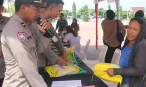 Polda Sulteng dan Bulog Gelar Gerakan Pangan Murah Stabilkan Harga Beras Warga membeli beras SPHP pada Gerakan Pangan Murah kerjasama Polda Sulteng dengan Bulog Sulteng di Mapolda Sulteng, Rabu (6/8/2025). (©Humas Polda Sulteng)