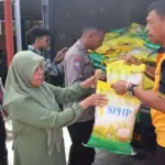 Warga membeli beras SPHP yang dijual pada GPM di Mapolsek Palu Barat, Jumat (8/8/2025). (© Humas Polresta Palu)