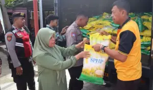 2.000 Kg Beras Dijual Murah di GPM Polsek Palu Barat Warga membeli beras SPHP yang dijual pada GPM di Mapolsek Palu Barat, Jumat (8/8/2025). (© Humas Polresta Palu)