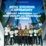 VinFast bersama sejumlah mitra dealer. (©VinFast)
