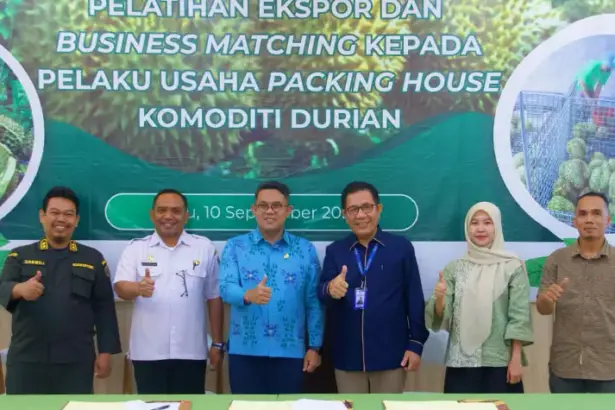 Foto bersama pada pelatihan ekspor durian di Palu, Rabu (9/9/2025). (©OJK Sutleng)