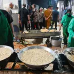 Pekerja menggoreng bawang di salah satu sentra produksi bawang goreng di Palu. (© bmzIMAGES/basri marzuki)