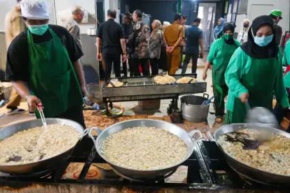 Pekerja menggoreng bawang di salah satu sentra produksi bawang goreng di Palu. (© bmzIMAGES/basri marzuki)