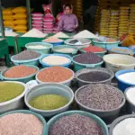 Pedagang melayani pembeli beras di Pasar Induk Manonda, Palu, Sulawesi Tengah, Rabu (3/9/2025). Badan Pusat Statistik (BPS) merilis, Provinsi Sulawesi Tengah mencatat angka inflasi tahunan tertinggi kedua secara nasional yakni sebesar 4,02 persen setelah Sumatera Utara sebesar 4,42 persen yang terutama disebabkan karena kenaikan harga kelompok bahan makanan dan minuman terutama beras. bmzIMAGES/Basri Marzuki