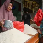 Pedagang melayani pembeli beras di Pasar Inpres Manonda, Palu, Rabu (3/9/2025). (bmzIMAGES/basri marzuki)