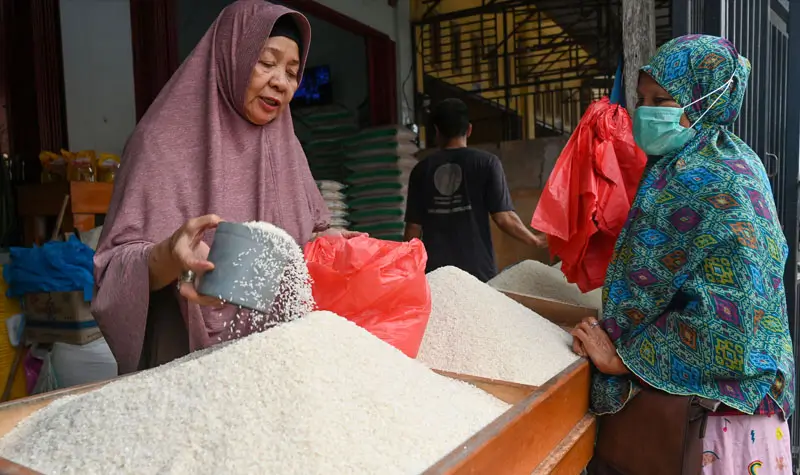 Pedagang melayani pembeli beras di Pasar Inpres Manonda, Palu, Rabu (3/9/2025). (bmzIMAGES/basri marzuki)