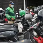Seorang pengemudi ojek online memarkir sepeda motornya di tempat parkir kendaraan di Palu, Sulawesi Tengah, Sabtu (6/9/2025). (©bmzIMAGES/basri marzuki)