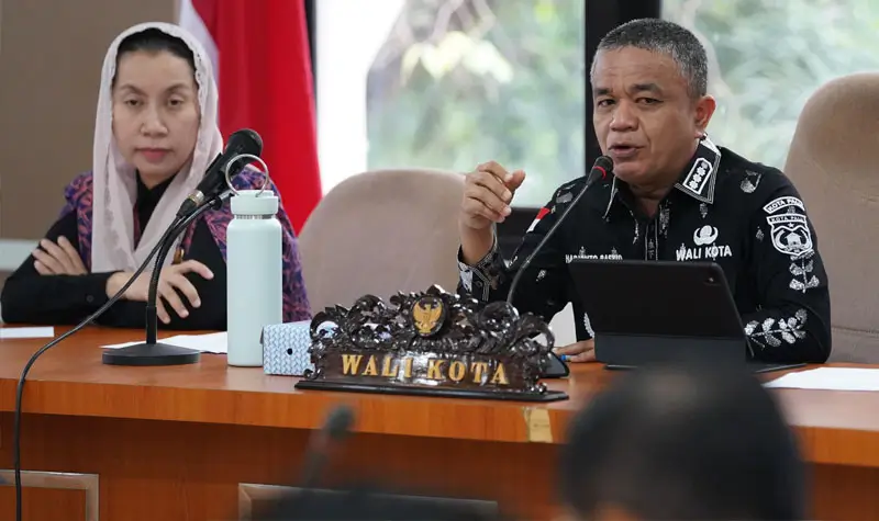 Wali Kota Palu Hadianto Rasyid dan Wawali Imelda pada dialog bersama mahasiswa dan perwakilan masyarakat di Ruang Bantaya Kota Palu, Kamis (4/9/2025). (©Prokpoim Setda Kota Palu/Jufri)