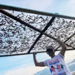 Pekerja mengumpulkan ikan kering jenis teri setelah dijemur di Kelurahan Mambor Barat, Palu, Sulawesi Tengah, Rabu (17/9/2025). Intensitas hujan yang cukup sering di wilayah itu membuat pengeringan ikan terhambat dan mengkerek harganya dari rata-rata Rp40 ribu per kilogram menjadi Rp50 ribu per kilogram. bmzIMAGES/Basri Marzuki