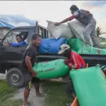 Petani menurunkan gabahnya dari kendaraan untuk digiling di salah satu tempat penggilingan padi di Desa Porame, Sigi, Sulawesi Tengah, Senin (8/9/2025). Pemerintah Kabupaten Sigi mengaku, stok beras sebanyak 17.127 ton di wilayah itu tertumpuk di penggilingan padi dan tidak bisa melakukan intervensi karena tidak memiliki gudang penampungan beras. bmzIMAGES/Basri Marzuki