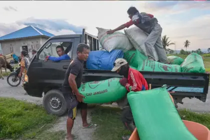 Petani menurunkan gabahnya dari kendaraan untuk digiling di salah satu tempat penggilingan padi di Desa Porame, Sigi, Sulawesi Tengah, Senin (8/9/2025). Pemerintah Kabupaten Sigi mengaku, stok beras sebanyak 17.127 ton di wilayah itu tertumpuk di penggilingan padi dan tidak bisa melakukan intervensi karena tidak memiliki gudang penampungan beras. bmzIMAGES/Basri Marzuki