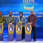 Dari kiri ke kanan: Gubernur Sulteng Anwar Hafid, anggota DPR Komisi 11 Muhidinn Moh Said, Deputi Gubernur Senior Bank Indoensia (BI) Destri Damayanti, dan Kepala Perwakilan BI Sulteng Irfan Sukarna memukul gimba (gendang) menandai peluncuran Karya Kreatif Sulawesi Tengah (KKST) di Palu, Rabu (15/10/2025). (© bmzIMAGES/Basri Marzuki)