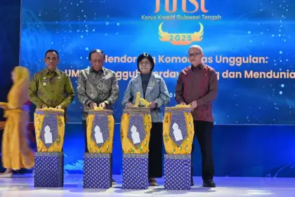 Dari kiri ke kanan: Gubernur Sulteng Anwar Hafid, anggota DPR Komisi 11 Muhidinn Moh Said, Deputi Gubernur Senior Bank Indoensia (BI) Destri Damayanti, dan Kepala Perwakilan BI Sulteng Irfan Sukarna memukul gimba (gendang) menandai peluncuran Karya Kreatif Sulawesi Tengah (KKST) di Palu, Rabu (15/10/2025). (© bmzIMAGES/Basri Marzuki)