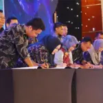 Gubernur SUlteng, Anwar Hafid (kanan) menyaksikan sejumlah pelaku UMKM meneken naskah pembiayaan bersama perbankan pada pembukaan Karya Kreatif Sulteng di Palu, Rabu (15/10/2025). (© bmzIMAGES/Basri Marzuki)