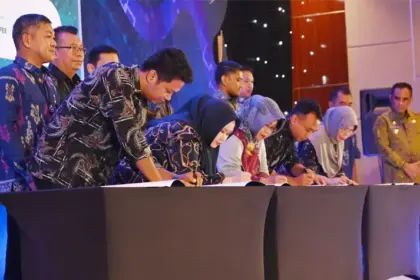 Gubernur SUlteng, Anwar Hafid (kanan) menyaksikan sejumlah pelaku UMKM meneken naskah pembiayaan bersama perbankan pada pembukaan Karya Kreatif Sulteng di Palu, Rabu (15/10/2025). (© bmzIMAGES/Basri Marzuki)