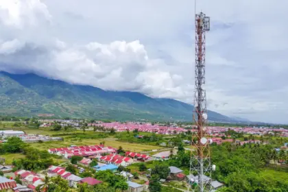 Salah satu BTS yang berdiri di lingkungan perumahan di Desa Boya Baliase, Sigi, Sulteng. (©bmzIMAGES/Basri Marzuki)