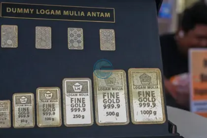 Petugas duduk di dekat pajangan emas logam Antam pada pameran produk IJK Bulan Inklusi Keuangan di PGM, Sabtu (25/10/2025). (©bmzIMAGES/basri Marzuki)