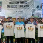 Seremonial pelepasan ekspor perdana 2 ton kakao fermentasi ke Prancis, di Poso, Kamis (16/10/2025). (© OJK Sulteng)