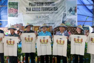 Seremonial pelepasan ekspor perdana 2 ton kakao fermentasi ke Prancis, di Poso, Kamis (16/10/2025). (© OJK Sulteng)