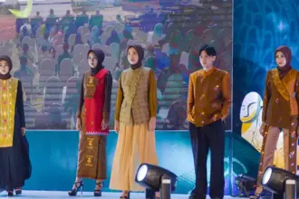 Sejumlah model memperagakan desain batik bomba pada pembukaan KKST 2025 di Palu, Rabu (15/10/2025). (© bmzIMAGES/Basri Marzuki)
