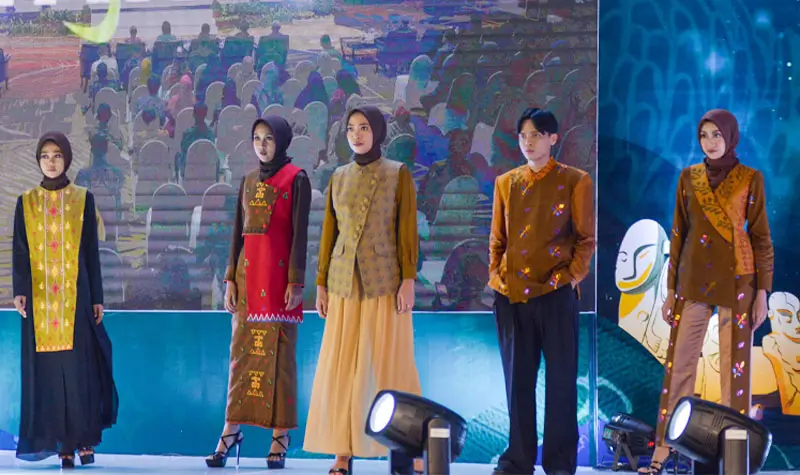 Sejumlah model memperagakan desain batik bomba pada pembukaan KKST 2025 di Palu, Rabu (15/10/2025). (© bmzIMAGES/Basri Marzuki)