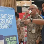 Kepala Perwakilan BI Sulteng, Irfan SUkarna (kedua kanan) mencicipi kopi usai pembukaan Festival Kopi Sulteng di PGM, Sabtu (18/10/2025). (© bmzIMAGES/Basri Marzuki)