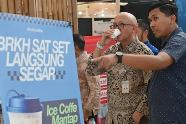 Kepala Perwakilan BI Sulteng, Irfan SUkarna (kedua kanan) mencicipi kopi usai pembukaan Festival Kopi Sulteng di PGM, Sabtu (18/10/2025). (© bmzIMAGES/Basri Marzuki)