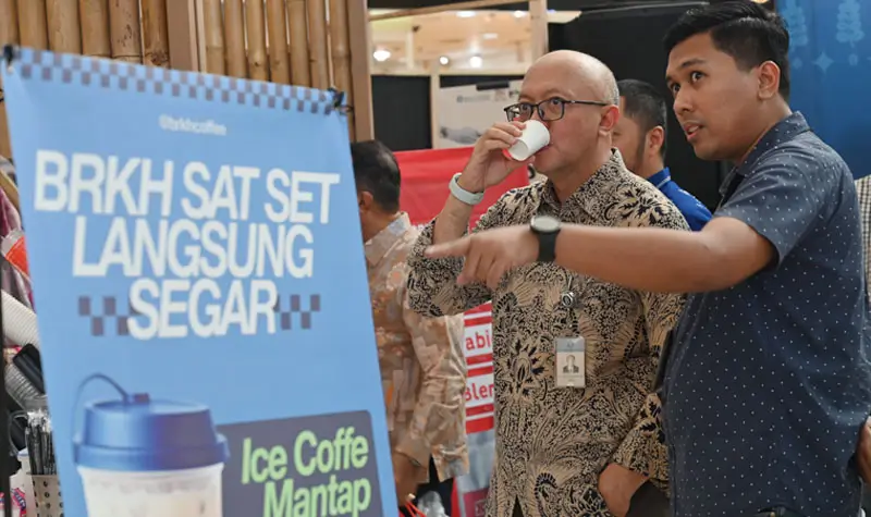 Kepala Perwakilan BI Sulteng, Irfan SUkarna (kedua kanan) mencicipi kopi usai pembukaan Festival Kopi Sulteng di PGM, Sabtu (18/10/2025). (© bmzIMAGES/Basri Marzuki)