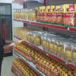 Tim monitor Bidang KI Kanwil Kemenkum Sulteng memeriksa kemasan produk bawang goreng di salah sati toko di Palu, Kamis (9/10/2025). (©Kanwil Kemenkum Sulteng)