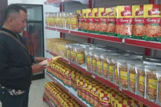 Tim monitor Bidang KI Kanwil Kemenkum Sulteng memeriksa kemasan produk bawang goreng di salah sati toko di Palu, Kamis (9/10/2025). (©Kanwil Kemenkum Sulteng)