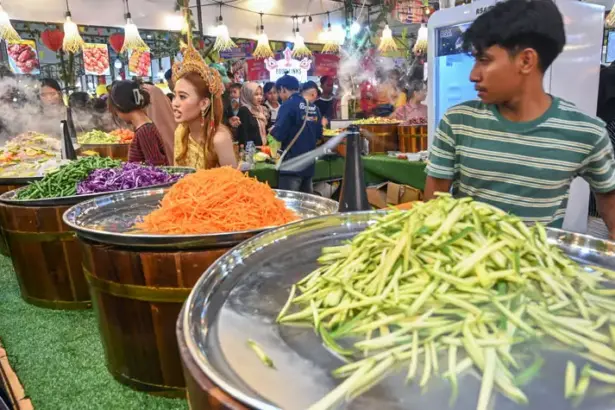 Salah satu dari 200 lapak kuliner di pesta kuliner Palu Rasa Bangkok di PGM Palu, Rabu (1/10/2025). (© bmzIMAGES/basri Marzuki)