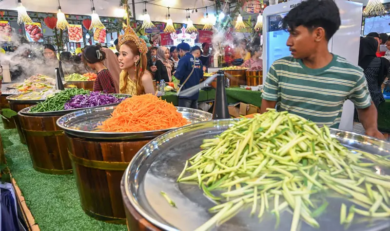 Salah satu dari 200 lapak kuliner di pesta kuliner Palu Rasa Bangkok di PGM Palu, Rabu (1/10/2025). (© bmzIMAGES/basri Marzuki)