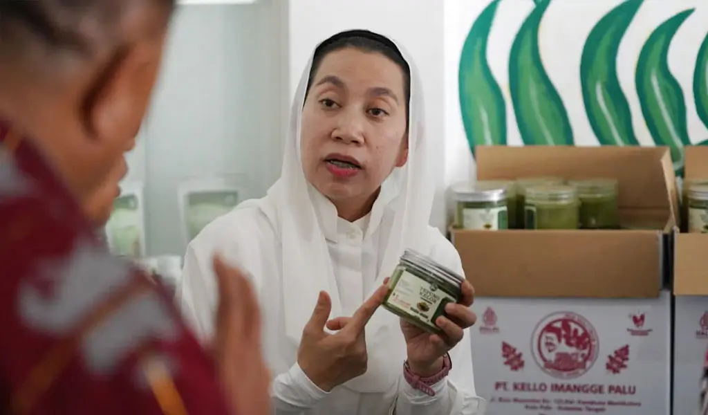 Wawali Imleda menunjuk salah satu produk suplemen moringa suai dilaunching di Palu, Senin (16/2/2026). ©Prokopim Setda Kota Palu/Jufri)